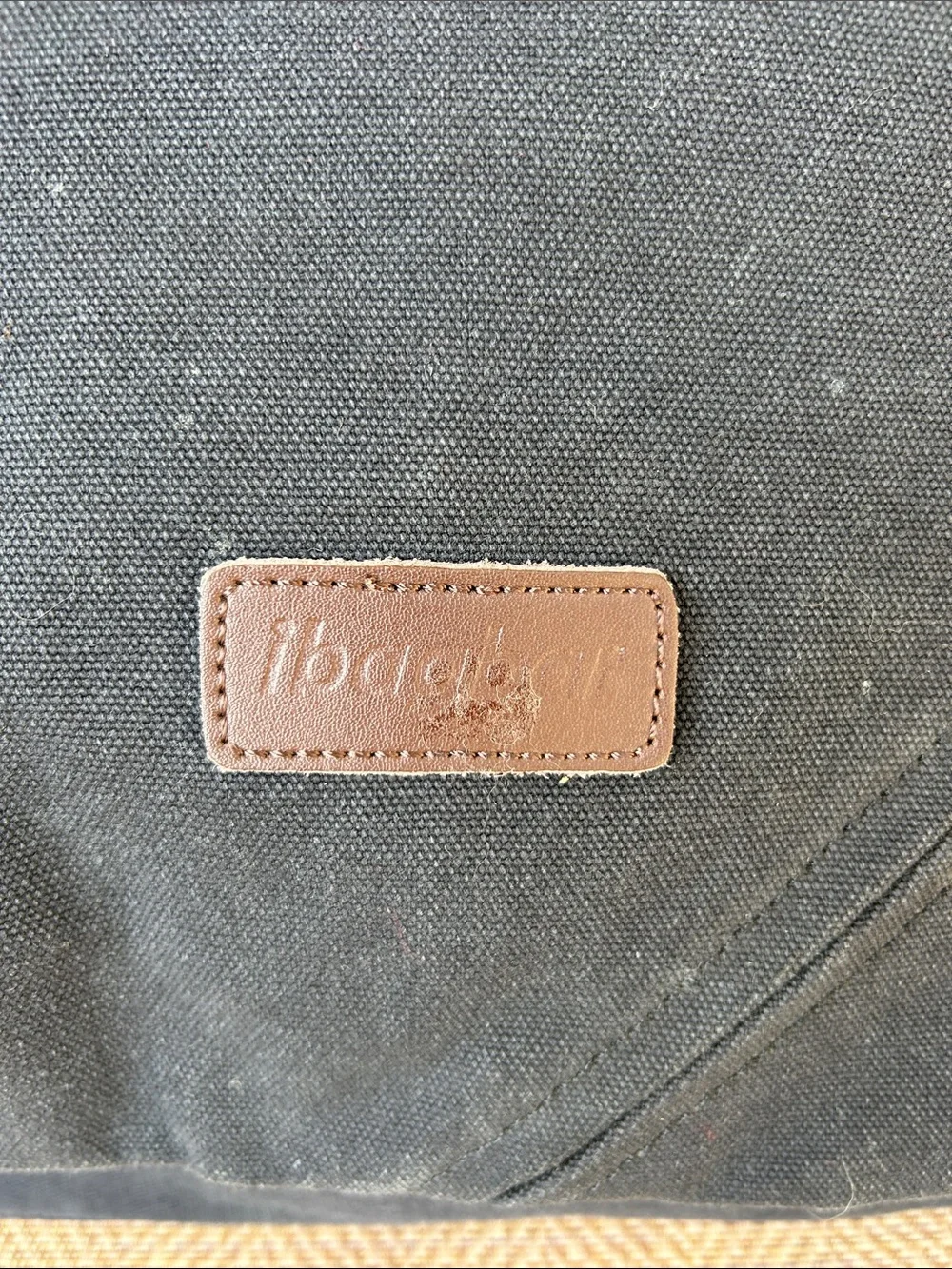 Ibagbar black canvas